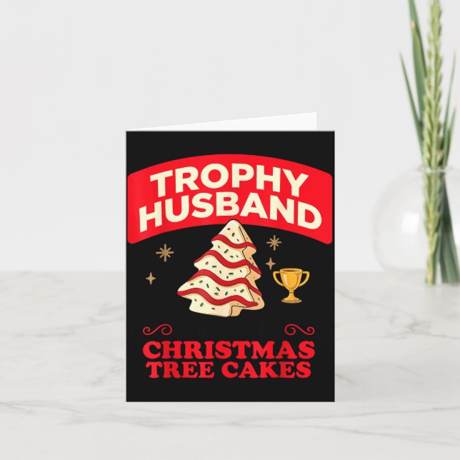 Cartão Trophy Retro Husband Fueled By Christmas Tree Cake (Frente)