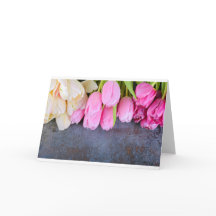 Tulipas rosa fresco sobre fundo de pedra cinza