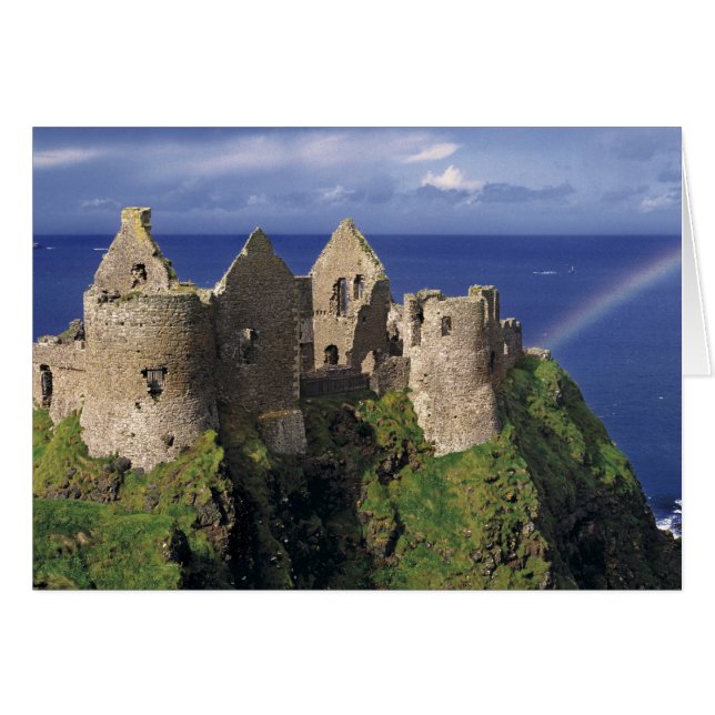 Cartão Um arco-íris atinge o castelo medieval de Dunluce  (Frente Horizontal)