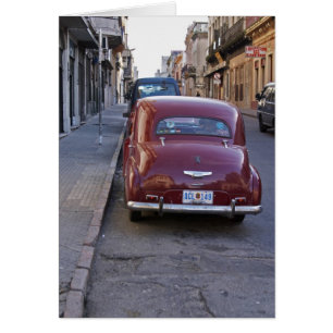 Cartão Um carro clássico de Peugeot vermelho estacionado 