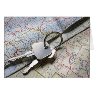 Cartão Um conjunto de chaves de carro numa pilha de rotei