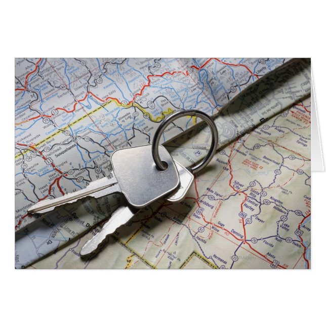 Cartão Um conjunto de chaves de carro numa pilha de rotei (Frente Horizontal)