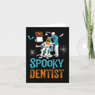Cartão Um Esqueleto de Dia das Bruxas Assustador de Denti