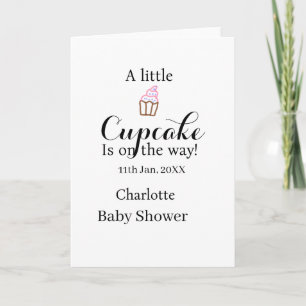 Cartão Um pequeno nome do chá de bebê de cupcake está a c