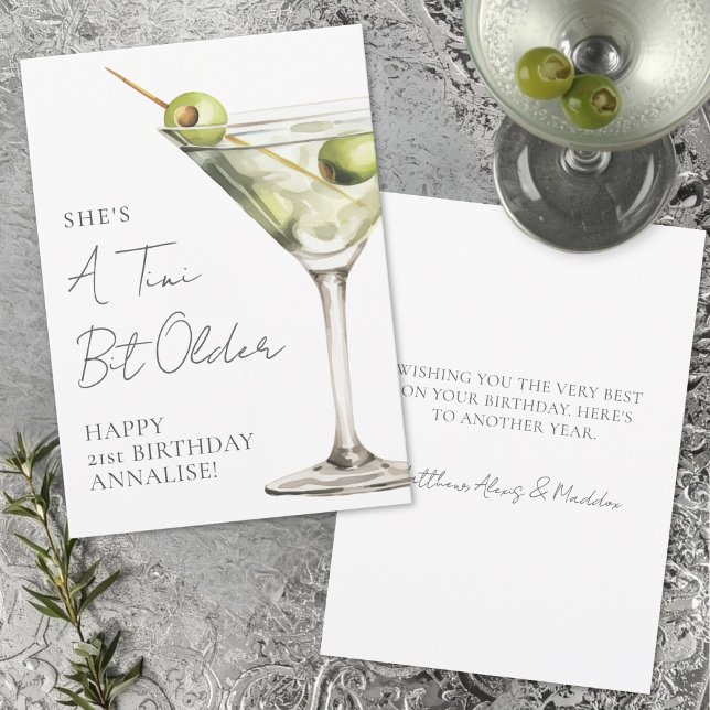 Cartão Um Pouco Mais Velha Martini Feliz Aniversário (Tini Bit Older Martini Happy Birthday Card)