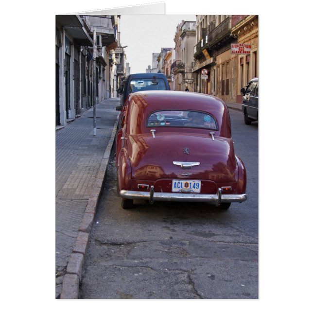 Cartão Um velho carro Peugeot vermelho clássico estaciona (Frente)