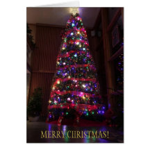 Uma bela árvore de Natal com reflexões