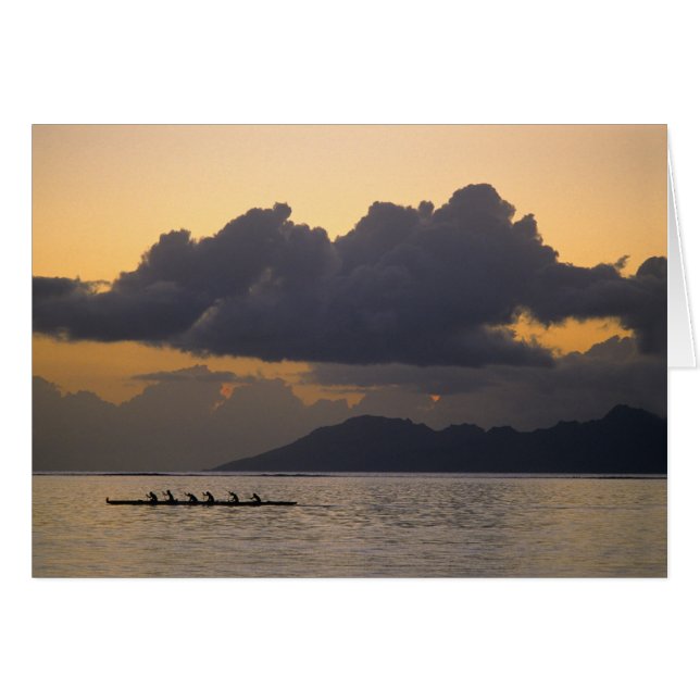 Cartão Uma equipe de canoa outrigger pratica na costa (Frente Horizontal)