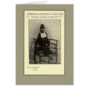 Cartão Uma estranheza verdadeira - um macaco em um terno