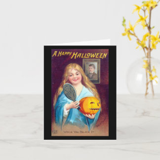 Cartão Uma Garota Feliz de Halloween Escovando Cabelo Vin