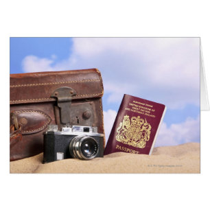 Cartão Uma mala de viagem de couro velha, uma câmera