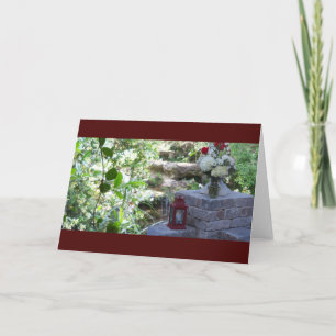 Cartão Uma parede de pedra em um jardim verdejante em um