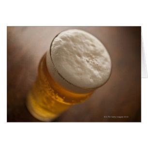 Cartão Uma pinta da cerveja pilsen, foco raso do lir