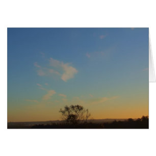 Cartão Uma placa Skyscape de árvore