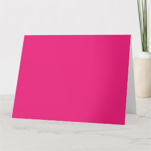 Cartão Uma rosa vermelha com pétalas vibrantes rodeadas d