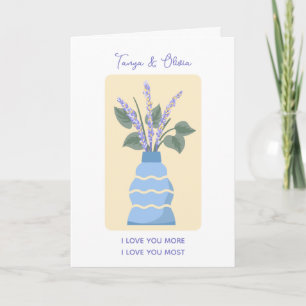 Cartão Vaso azul elegante com arranjo floral de lavanda
