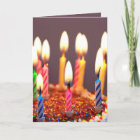 Velas brilhantes de aniversário em um bolo