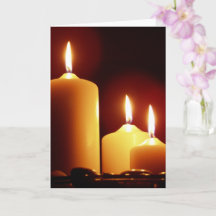 Velas com brilho avermelhado, pacíficas