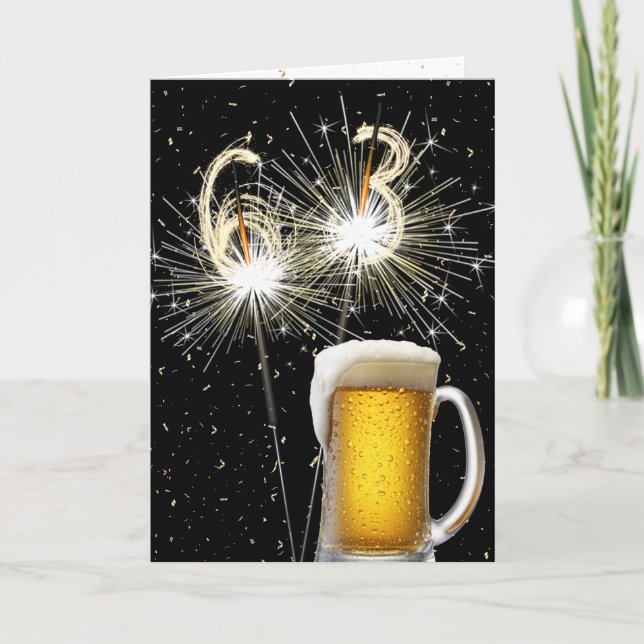 Cartão Velas de aniversário de 63 anos com caneca de cerv (Frente)