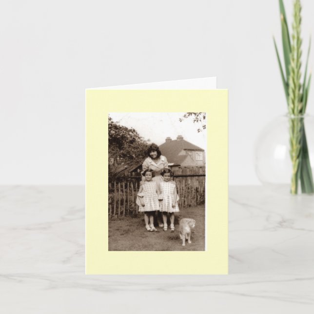 Cartão velha foto de gêmeas idênticas e bonitas com gato (Frente)