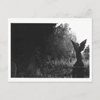 Cartão velho do cemitério da estátua pequena do