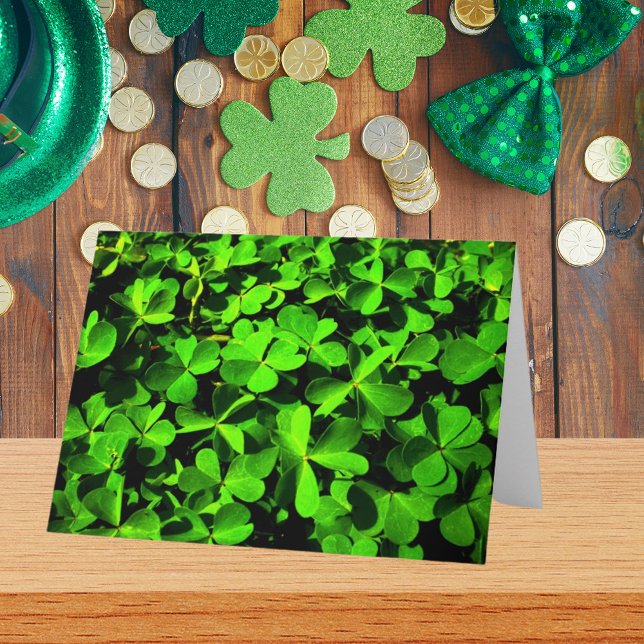Cartão Vias de sorte na Rua. Dia de Patrick (Clovers of Luck on St. Patrick's Day Card)
