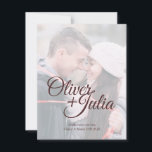 Cartão *Vidro Nevado* Salve a Data<br><div class="desc">Um toque de geada branca sobrepõe sua foto sob um belo tipo para seus nomes e tipografia clássica para sua data e local. Moderno e doce,  este cartão de salve a data estabelecerá um tom caloroso e adorável para o seu grande dia.</div>