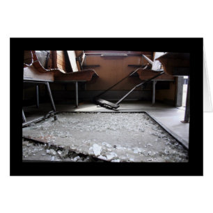 Cartão Vidro quebrado na placa de trem abandonada no solo