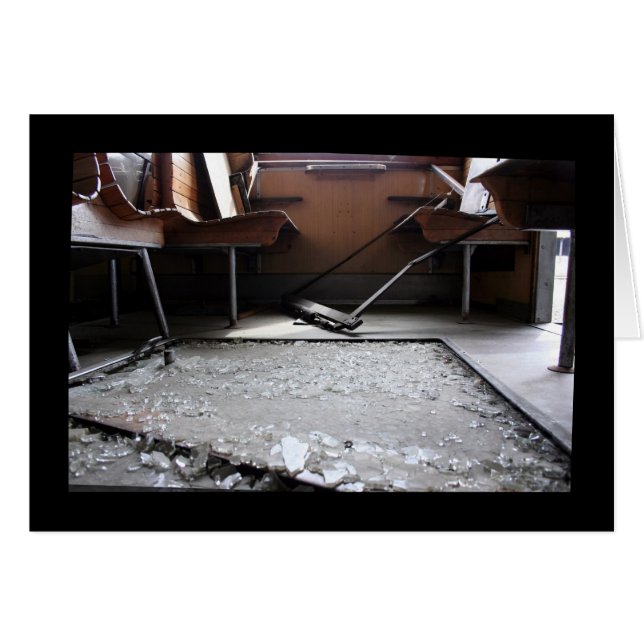 Cartão Vidro quebrado na placa de trem abandonada no solo (Frente Horizontal)