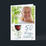 Cartão Vidro Vinho Vermelho Deixa 50ª Foto de Aniversário<br><div class="desc">Vidro Vinho Vermelho Deixa 50º Cartão com fotos de aniversário. Cartão de aniversário de 50 anos com um copo de vinho tinto e galhos. Personalize a placa com qualquer idade. Adicione sua foto ao modelo e ao dentro de mensagem ou apague-a.</div>