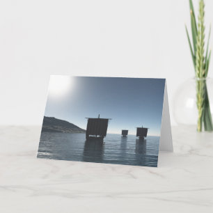 Cartão Viking Longships se Aproximando em uma Noite Luz