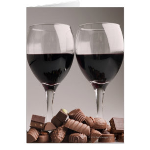 Cartão vinho tinto com chocolates