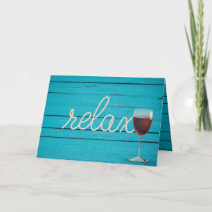 Cartão vinho tinto e relaxar corda texto em madeira turqu