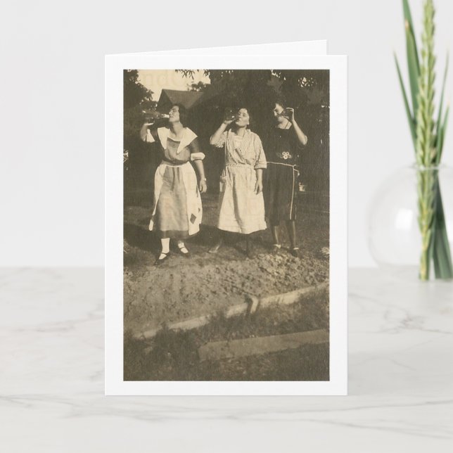 Cartão Vintage - 3 mulheres a puxar pelas garrafas, (Frente)