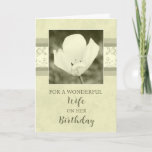 Cartão Vintage Flowers Wife Birthday Card<br><div class="desc">Cartão de saudação bonito e ponderado para o aniversário da esposa com flores brancas e texto de estilo escrito à mão.</div>