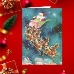 Cartão Vintage Santa Claus Voando Reindeer Sobre Casas<br><div class="desc">Quando vejo este velho cartão de Natal,  penso no poema "Twas the Night Antes do Natal". Pense naquele momento mágico em que você estava esperando pela chegada da Rua. Mande estas imagens de Natal do passado,  faça-as novas de novo. Edite facilmente as palavras para ajustado de sua própria personalidade.</div>