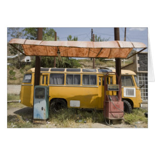 Cartão Vintage Van amarelo e gasolina/posto de gasolina
