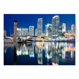 Cartão Vista do horizonte com reflexo na água, Miami