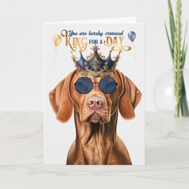 Cartão Vizsla Dog King para um dia de aniversário engraça (Frente)