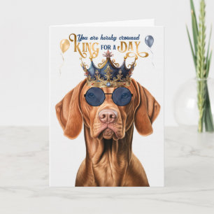 Cartão Vizsla Dog King para um dia de aniversário engraça