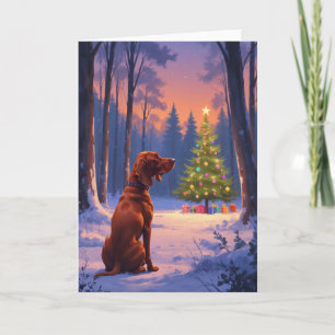 Cartão Vizsla Gazando na Árvore de Natal em Snowy Forest