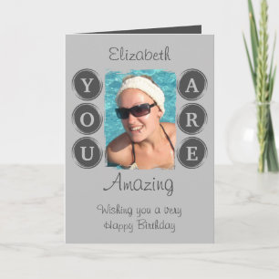 Cartão Você é incrível adicionar foto nome cinza aniversá