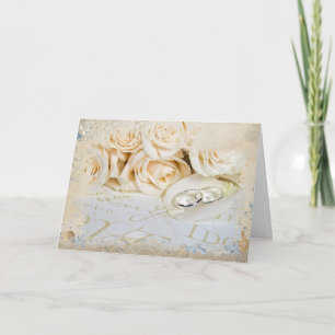 Cartão wedding rings on rose petal