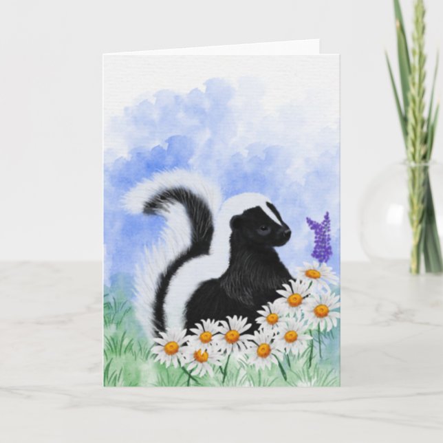 Cartão Woodland Skunk in Daisy Meadow 5x7 Greeting Card (Frente)