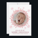 Cartão Wreath da Foto do Bebê Natal<br><div class="desc">Adicione a sua foto de bebê maltratada dentro de um cartão de feriado de Natal. Fita de água rosa e vermelha. Simplesmente apague esta foto e carregue sua própria cara próxima,  foto do bebê. Ela aparecerá dentro da coroa.</div>