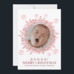 Cartão Wreath da Foto do Bebê Natal<br><div class="desc">Adicione a sua foto de bebê maltratada dentro de um cartão de feriado de Natal. Fita de água rosa e vermelha. Simplesmente apague esta foto e carregue sua própria cara próxima, foto do bebê. Ela aparecerá dentro da coroa.</div>