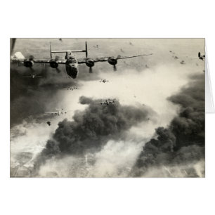 Cartão WWII B-24s sobre campos petrolíferos de Ploesti