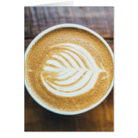 Xícara de café com leite com espuma em forma de fo