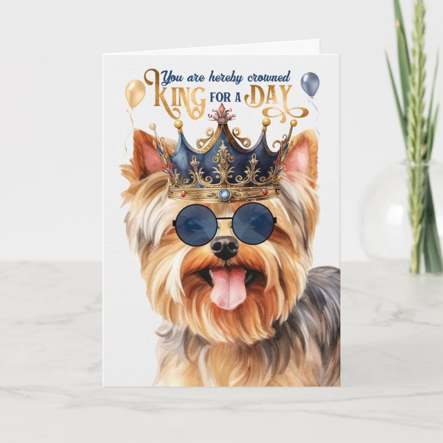 Cartão Yorkshire Terrier King para um dia feliz aniversár (Frente)