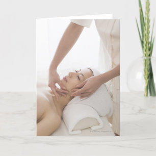 Cartão Young woman having facial massage